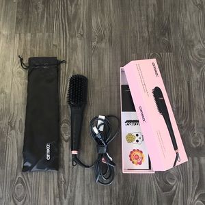 amika: Polished Perfection Straightening Brush
